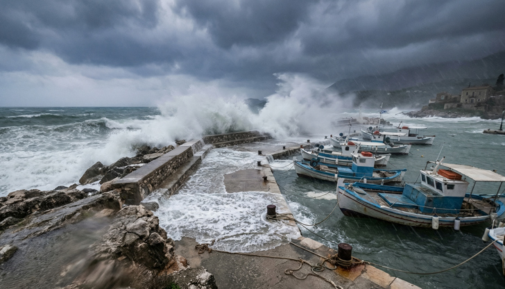 Училища затвориха врати, властите предупреждават за наводнения и градушкиГръцката Гражданска