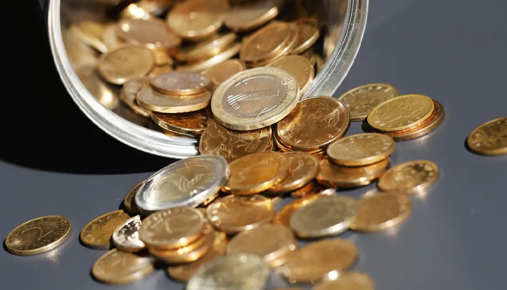 Българите бързат да похарчат жълтите стотинки преди идването на евротоОстават