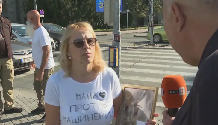 Майката обаче остава в палатката си пред парламента в БелградДияна