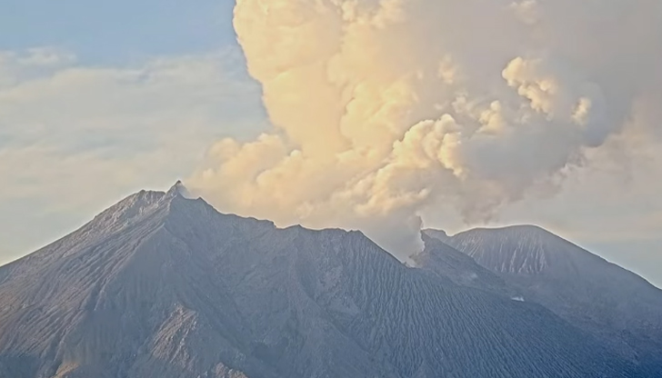 Вулканът е изхвърлил пепел на височина 4,4 километраЕдин от най-активните