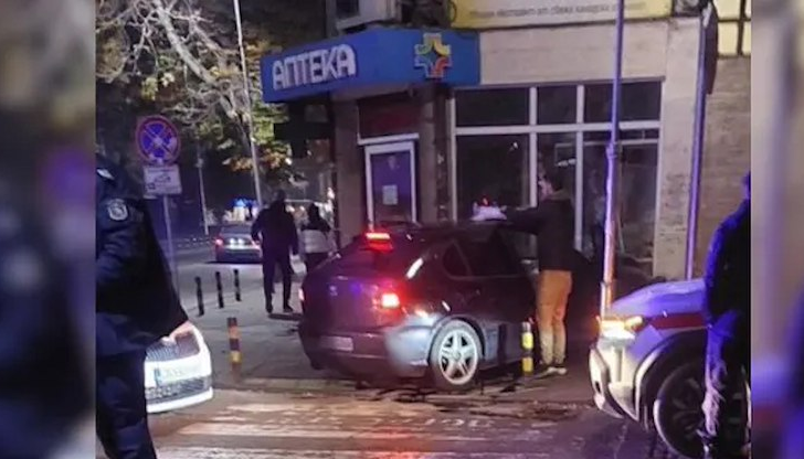 Инцидентът се размина без пострадали след удар с такси на