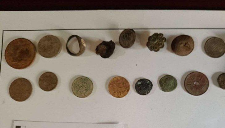 Криминалисти иззеха над 30 старинни предмета от частен дом в