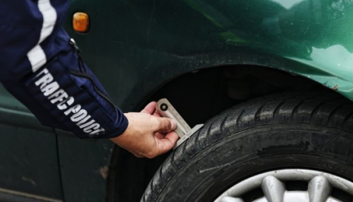 Законът позволява и всесезонни гуми, стига да имат 4 мм