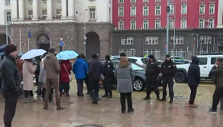 Протестиращите спряха движението в Триъгълника на властта с искане за