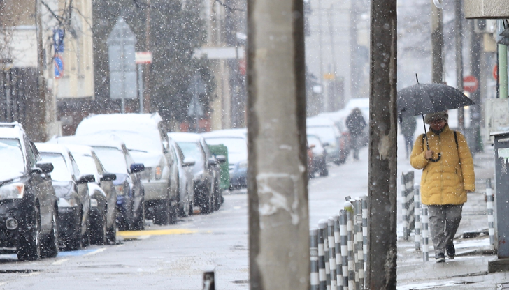 Дъждът временно ще спре преди обяд, но следобед отново ще
