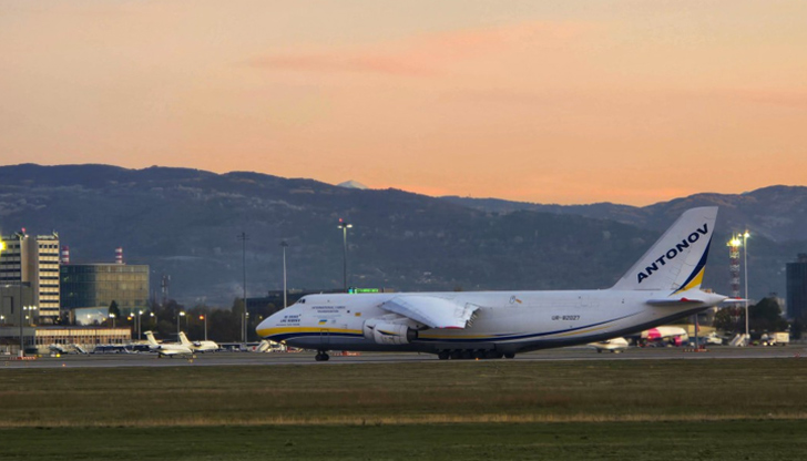 Машината е в България само за презарежданеДесетки любители на авиацията