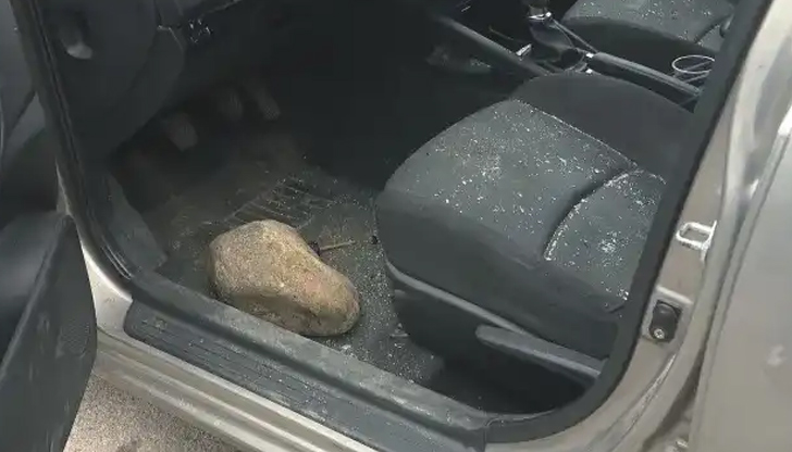 Шофьор оцеля по чудо, след като камък проби предното му