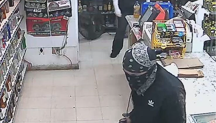 Непълнолетният извършител заплаши служители с пистолет и задигна 500 лева