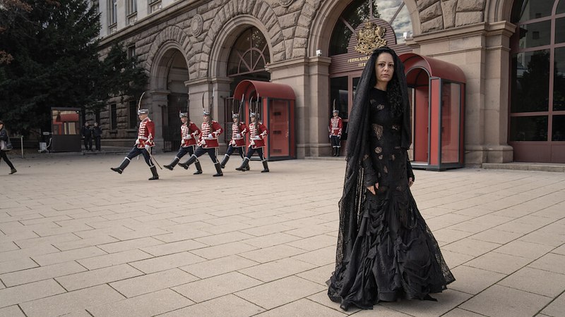 Появата на булката в черно пред Народното събрание и Президентството