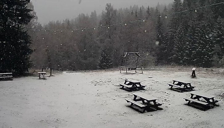 Камерите показват бяла покривка в районите над 1400 метраСнегът се