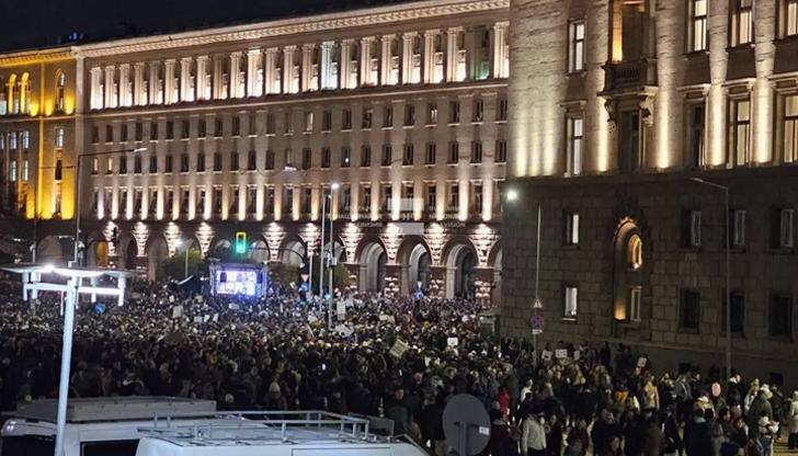 Бомбички полетяха към парламента, опити за щурм и блокада на