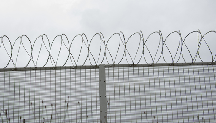 Двама полицаи са ранени, единият е ухапан от мигрантНапрежение и