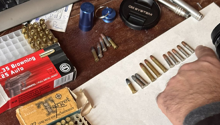 Полицията откри самоделни оръжия и балистичен чук в дома на