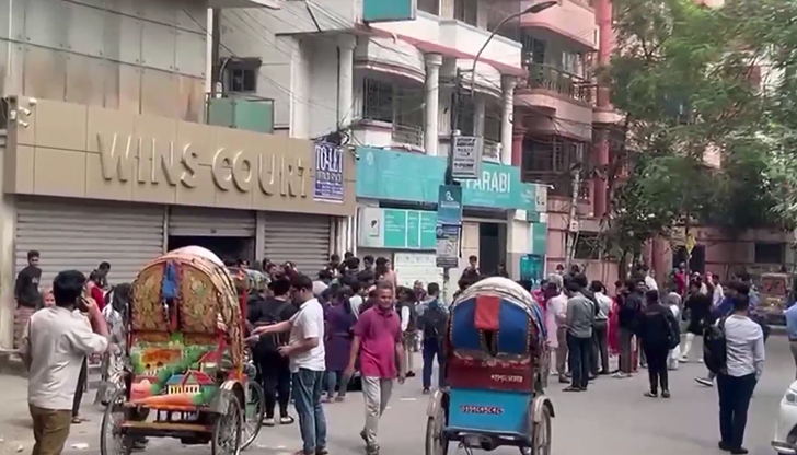 Трусът предизвика паника в столицата Дака и бе усетен в