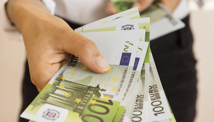 Sтарши учителите ще получават минимум 1123 евро след въвеждането на