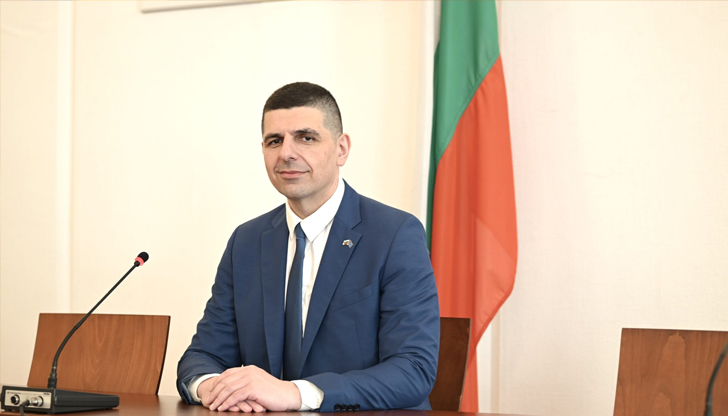 Съпредседателят на Да, България публикува списък с рекордни възнаграждения за