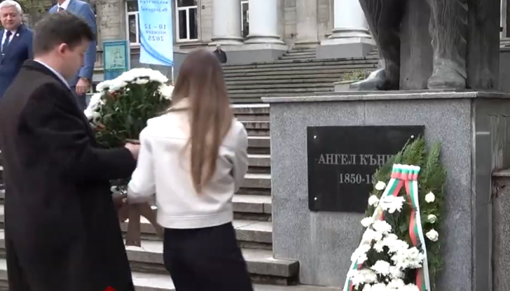 Дипломи получиха 32 доктори, 3 доценти и 2 професори, а