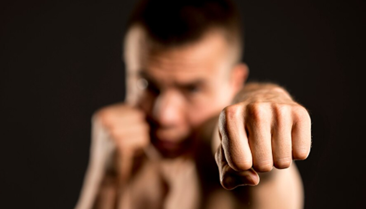 18-годишният хулиган е нанесъл удари в лицето на 46-годишен мъж