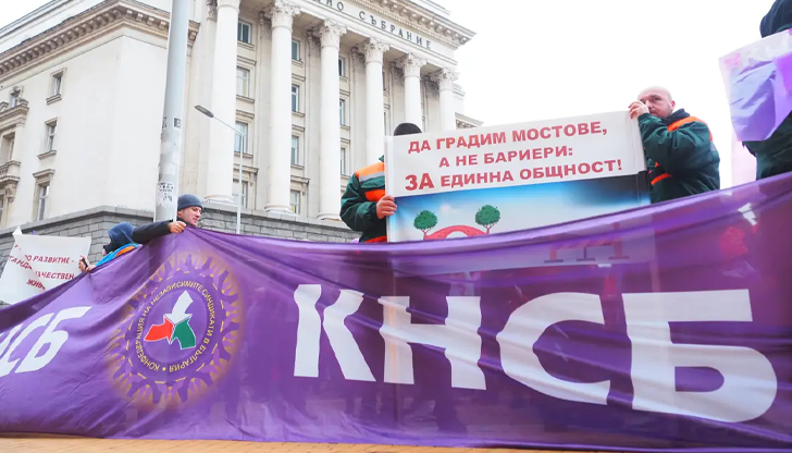 Диалогът се премести от масата на преговорите към протестите, смята