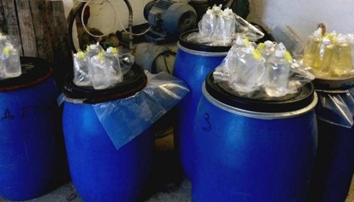 Собственикът на имот твърди, че 285 литра ракия са за