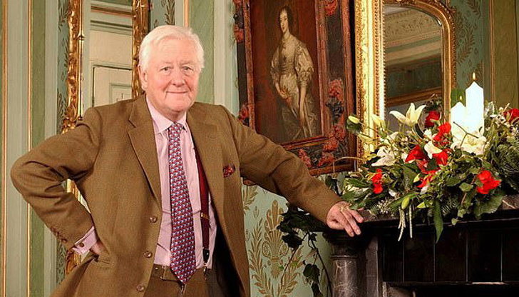 Сър Бенджамин Слейд иска дама, която стреля, управлява хеликоптер и