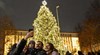 Коледната елха във Варна грейна с хиляди светлини навръх Никулден