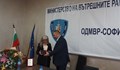 Директорът на ОДМВР - София подари оръжие на прокурор Наталия Николова