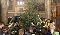 Първокласници украсиха коледната елха в катедралния храм на Русе