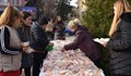 Раздадоха 1000 парчета баница с късмети на площада в Бяла