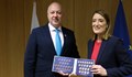 Росен Желязков подари български евромонети на Урсула фон дер Лайен и Роберта Мецола