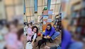 Деца четоха приказки на кучета от приюта в Русенската библиотека