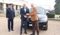 Областният управител на Русе дари джип на полицията заради "отлични резултати"