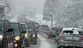 Лед и закъсал ТИР затвориха прохода "Предел"