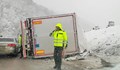 Обърнати камиони блокираха пътища на Коледа