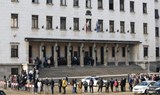 Опашки се извиха пред БНБ за стартовите пакети с евромонети