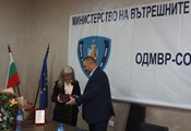 Директорът на ОДМВР - София подари оръжие на прокурор Наталия Николова