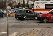Кола и мотор се блъснаха на кръстовището пред УНСС Кола и мотор се блъснаха на кръстовището пред УНСС
