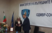 Директорът на ОДМВР - София подари оръжие на прокурор Наталия Николова