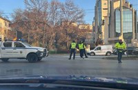 Катастрофа между трамвай и автобус затрудни движението в София