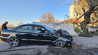 "Мерцедес" отсече стълб и влезе в ограда в Пловдив