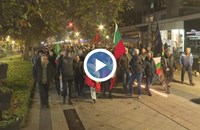 Граждани обсипаха с тоалетна хартия МВР, протести заляха страната