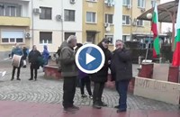 Протест и контрапротест блокират центъра на Враца