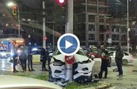 Кола се заби в стълб на оживено кръстовище в София