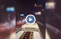 Младеж се вози на покрива на автобус в София