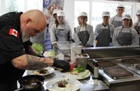 Шеф Хю Бутен представи модерна каварма пред ученици в Русе