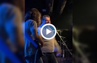 Експерти: Асен Василев пее в бар, за да спечели младите избиратели