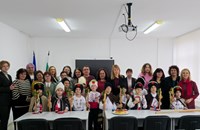 Първокласници внесоха коледния дух в РУО – Русе
