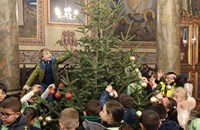 Първокласници украсиха коледната елха в катедралния храм на Русе
