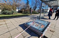 Силният вятър изкърти спирка на гара "Подуяне" в София