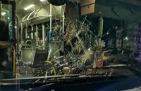 Полицията издирва мъж, хвърлил дърво по автобус в София